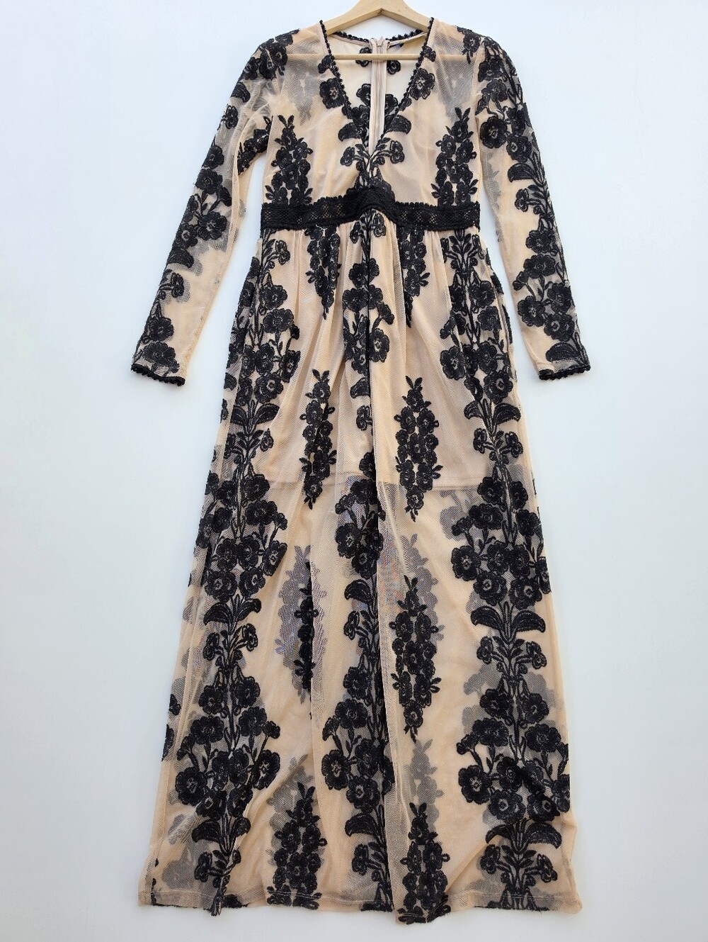 Altar'd‎ State Norrie Black And Beige Floral Lace V-neck Maxi Dress